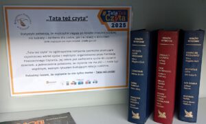 Zdjęcie przedstawia jedną półkę z plakatem i trzema książkami.