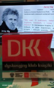 Napis DKK, a w tle zdjęcie autora z informacjami o nim.