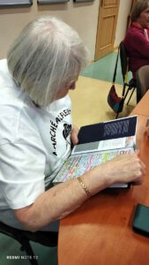 Kobieta czytająca książkę.