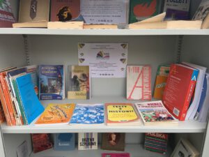 Półka z książkami w otwartej szafie bookcrossingowej.