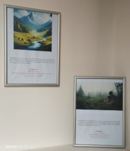 Na zdjęciu widzimy prace konkursowe mieszczące się w ramach na ścianie.