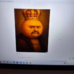 Zdjęcie króla z okrągłą głową nieproporcjonalną do sylwetki.