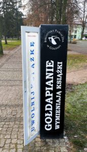 Na zdjęciu widzimy szafę stojącą w parku.