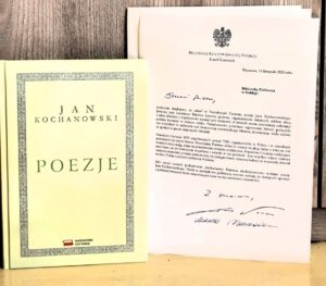 Książka „Poezje” Jana Kochanowskiego oraz list od prezydenta.