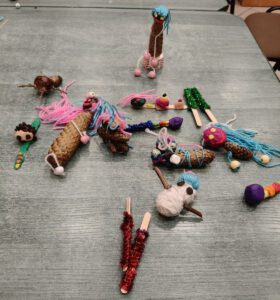 Śmieszne potworki wykonane przez dzieci z wykorzystaniem kolorowych, jesiennych liści z szyszek i kasztanów, plasteliny, włóczki.