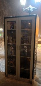 Fotografia przedstawia szafę po zmroku