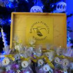 Na zdjęciu widzimy kolorowe bombki.