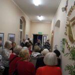 Na zdjęciu widzimy uczestników wernisażu wystawy.