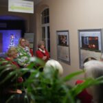 Na zdjęciu widzimy uczestników wernisażu wystawy.