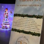 Na zdjęciu widzimy dużą plansze z życzeniami Świąt Bożego Narodzenia.