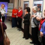 Na zdjęciu widzimy uczestników wernisażu wystawy.