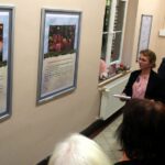 Na zdjęciu widzimy uczestników wernisażu wystawy.