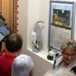 Na zdjęciu widzimy uczestników wernisażu wystawy.