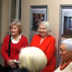 Na zdjęciu widzimy uczestników wernisażu wystawy.