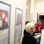 Na zdjęciu widzimy uczestników wernisażu wystawy.