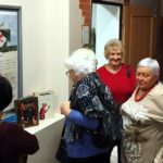 Na zdjęciu widzimy uczestników wernisażu wystawy.