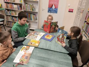 Dzieci czytają książki o świętach.