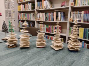 Choinki z makulatury.