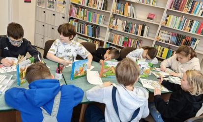 Czytanie, zabawa i kolorowanie – Dzień Kubusia Puchatka w Grabowie