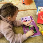 Chłopcy grają w gry edukacyjne.