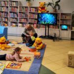 Dziewczynka czyta książkę.