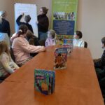 Zdjęcie przedstawia wszystkich uczestników ferii przy jednym stole.