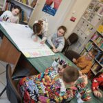 Dzieci wspólnie piszą regulamin ferii.