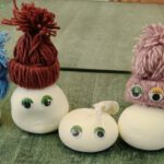 Bałwanki z balonu w czapeczkach.