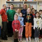 Wspólne zdjęcie dzieci z policjantką