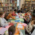 dzieci kleją kolorowe kartki.