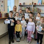 Wspólne zdjęcie z panią dyrektor biblioteki i upominkami