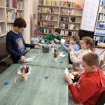 dzieci wycinają białe kartki.