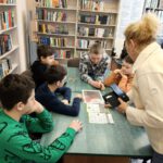 pani w białej bluzie opowiada o higienie