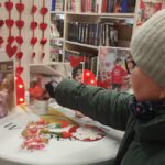 Na zdjęciu widzimy oddawany głos na wybraną przez czytelnika pracę konkursową.