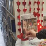 Na zdjęciu widzimy oddawany głos na wybraną przez czytelnika pracę konkursową.