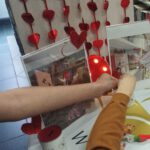 Na zdjęciu widzimy oddawany głos na wybraną przez czytelnika pracę konkursową.