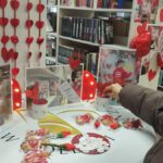 Na zdjęciu widzimy oddawany głos na wybraną przez czytelnika pracę konkursową.