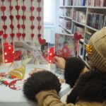 Na zdjęciu widzimy oddawany głos na wybraną przez czytelnika pracę konkursową.