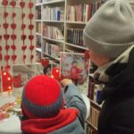 Na zdjęciu widzimy oddawany głos na wybraną przez czytelnika pracę konkursową.