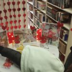 Na zdjęciu widzimy oddawany głos na wybraną przez czytelnika pracę konkursową.