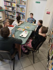 Dzieci czytają książki.