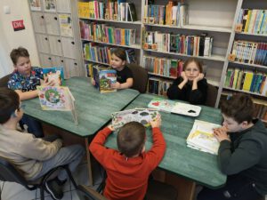 Dzieci czytają książki.