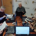 Na zdjęciu widzimy uczestników czytających czasopisma.