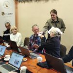 Na zdjęciu widzimy Panią wręczająca kartę biblioteczną uczestniczce spotkania.