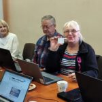 Na zdjęciu widzimy Panią przedstawiającą kartę biblioteczną.