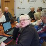 Na zdjęciu widzimy uczestników spotkania na warsztacie komputerowym.