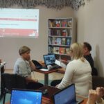 Na zdjęciu widzimy uczestników spotkania rozmawiających o gołdapskiej karcie mieszkańca.