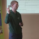 Na zdjęciu widzimy Pana przedstawiającego gołdapską kartę mieszkańca.