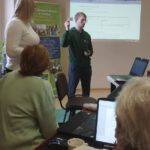 Na zdjęciu widzimy uczestników spotkania słuchających Pana omawiającego gołdapską kartę mieszkańca.