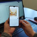 Na zdjęciu widzimy telefon z życzeniami wielkanocnymi.